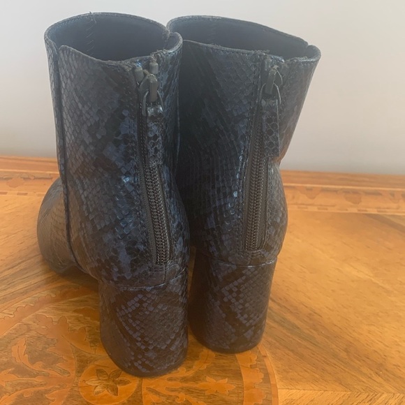 Old Navy Blue Faux Snakeskin Snake Print Ankle Boots Women’s Size 6 Back Zip - Picture 3 of 7